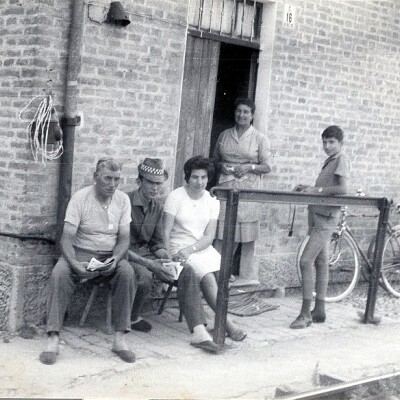 1959 Famiglia Borsari-Guardia barriera presso la stazione ferroviaria di Via Mazzone -Gent.conc.Enzo Borsari