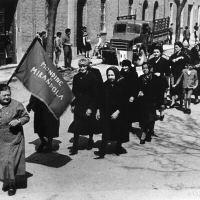 Mondine,sfilata in via F.Montanari-anni 50