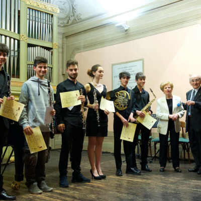 2015 Il maestro Luigi Girati con i premiati-borsa-di-studio Gent.conc. Luigi Girati