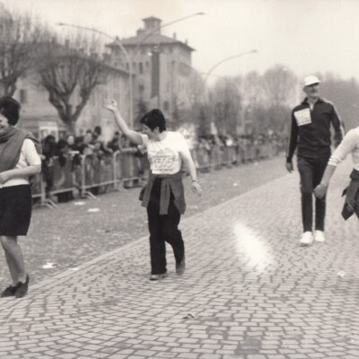 Sgambada 1974 l centro Maria Luisa Benati a dx Ada Costa Gent.conc.Famiglia Marchetti