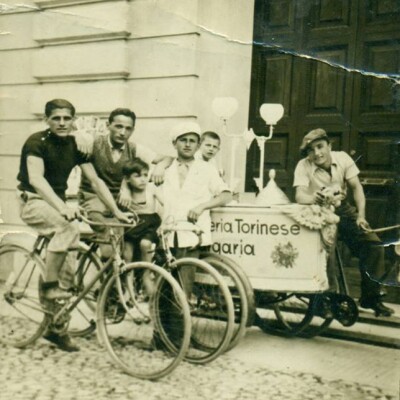 1930 Il carrettino dei gelati di Margaria-I a dx Geminiano Gambuzzi gent.conc.Franco Gambuzzi