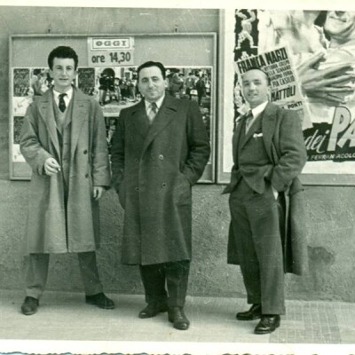 1955 davanti al cinema Fenice da dx Geminiano Gambuzzi-Gastone Scannavini gent.conc Franco Gambuzzi