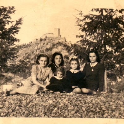 1945 Sestola Da sinistra la Malvina (figlia del Nuto e della Maddalena), zia Laura con la figlia Lucia, la Giovanna e zia Assunta.Gent.conc.Franco Gambussi