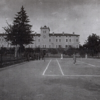 San Martino Spino Centro Allevamento Quadrupedi anni 40 partita di tennis nel campo