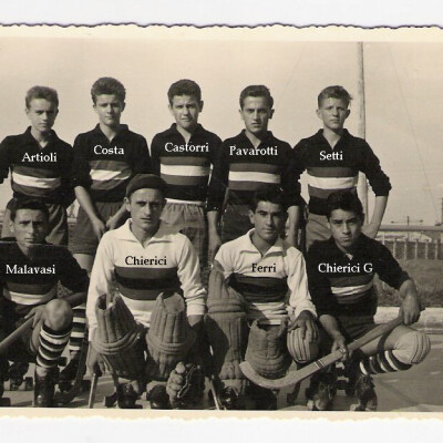 Mirandola-la-squadra-di-hockey primi anni 50 gent.conc.Vanni Chierici