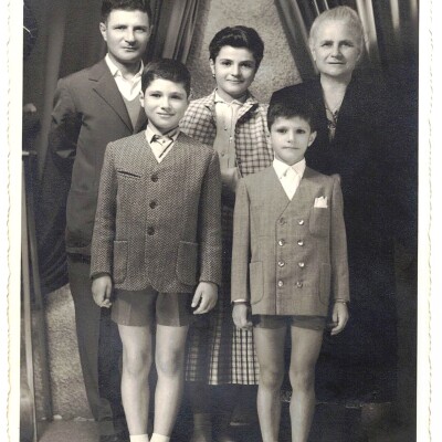 1954 I bimbi da sx Alfredo, Maria Lena, Massimo, Paride e Filomena madre di Paride e nonna. Gent.conc.Massimo Secchi