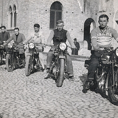 Motociclisti in posa davanti a-San Francesco