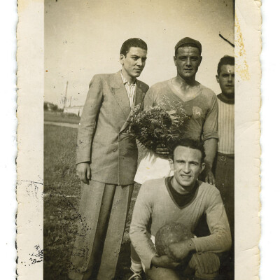 1945-Calcio-Mirandolese--Siebel-Anderlini-e-accosciato-Arnarldo-Tadei Gent.conc.Alberto Bombarda