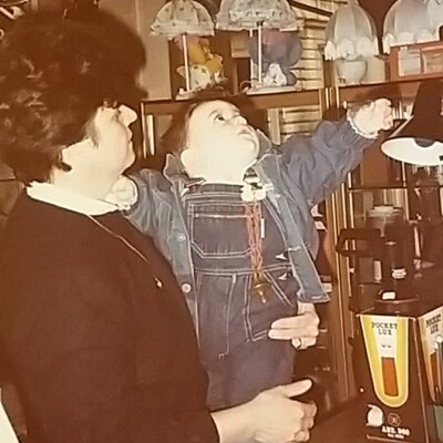 1990 Negozio di materiale elettrico Paltrinieri Rosanna e Manzini Giovanni. Rosanna con il nipote Andrea -Conc.Barbara Manzini