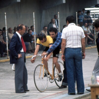 1976 Silvio Incerti, sostenuto da Luigi Benatti, sulla pista di Cavezzo in una gara di inseguimento- Gent.conc. Luigi Benatti