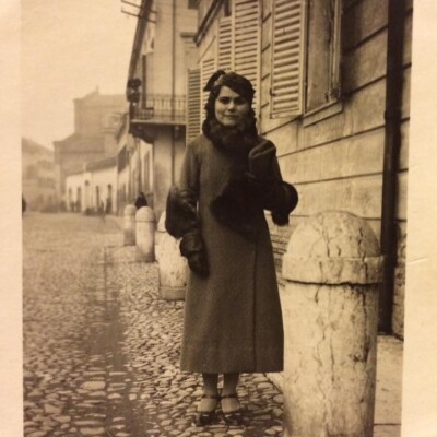 1934 Anna Malagola in via Fulvia ancora con i ciotoli Gent.conc.Giuliana Mecugni