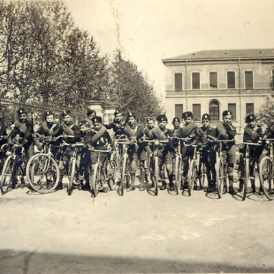 1935 Scuole elementari Balilla in bici