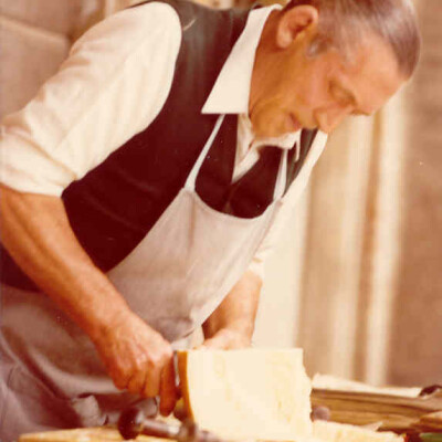 1980 Ambulante-Ribuoli- vende Parmigiano Reggiano- Foto di Eugenio Neri