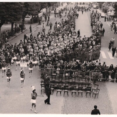 1972 Rassegna bandistica- la banda ed il gruppo di majorettes di S.Felice S.P. arrivano davanti al Municipio