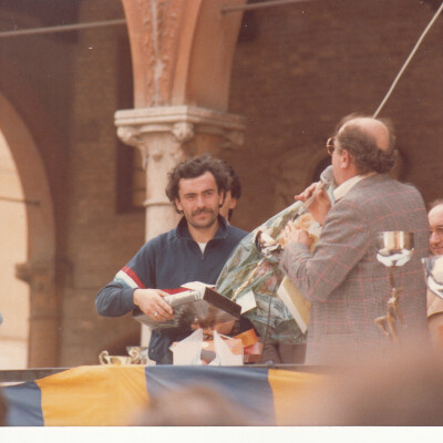 1981 Sgambada - Giancarlo Bellodi premia Massimo Magnani I°class. Gent.conc. Giuliano Papotti