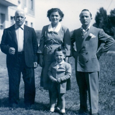 1950 Franco Gambuzzi con i genitori e il nonno