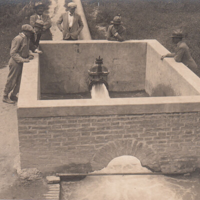 1925 pozzetto di contenimento di risorsa irrigua con prelievo da un Fiume tramite un impianto con pompa di aspirazione posizionata sull’argine.