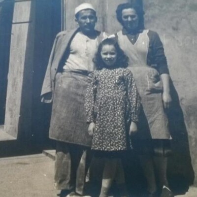 1955 Delio, Velina e la madre fornai in via Roma