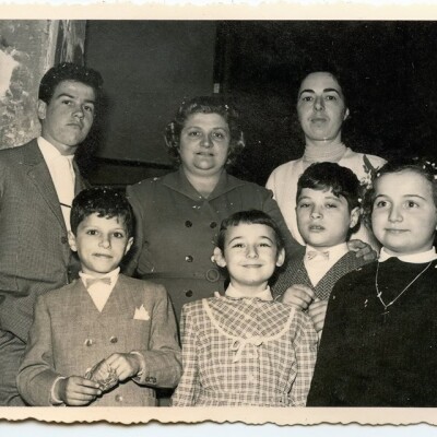 1955 Festa dei Bimbi in Teatro Nuovo Massimo Secchi da sx Manuela-Alfredo-Roberta-Cesare-Rita-Marcella gent.conc. Roberta Pellacani