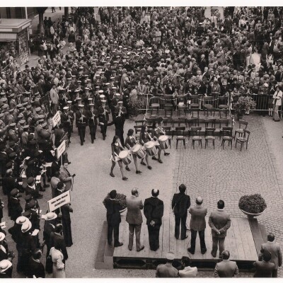 1972 Rassegna bandistica- la banda cittadina G.Andreoli di Mirandola arriva in Piazza davanti al Municipio