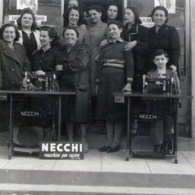 Rita Secchi in Pellacani con le allieve della scuola di cucito primi anni 50 gent.conc.Roberta Pellacani