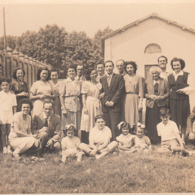 1947 Matrimonio Tives Rossetti e Gentano Michelangeli in posa nel cortile dei vigili del fuoco-Gent.conc. Ugo Rossetti