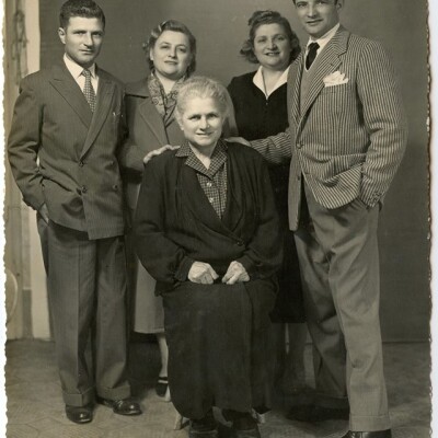 1955 Fam.Secchi da sx Paride-Lina-Rita-Armando-Sed.Filomena gent.conc. Massimo Secchi