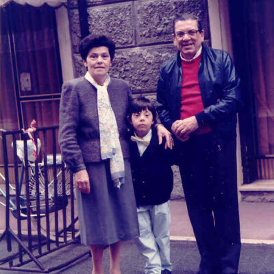 1985 Sibel Marta e Luigi davanti al ristorante in via Curtatone gent.conc. Lorena Anderlini