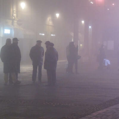 Persone in Piazza Costituente