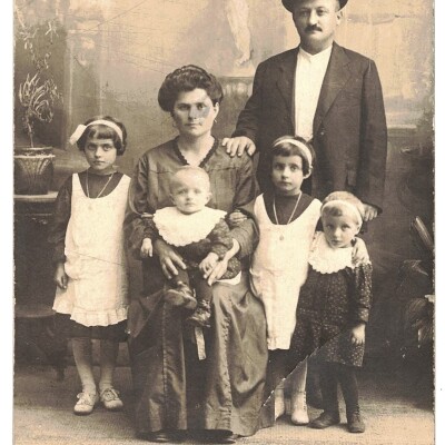 1917 I bimbi da sx Vanda, Gina, Rita, Paride in braccio alla madre Filomena Garuti, il marito Everardo Secchi.Gent.conc.Massimo Secchi