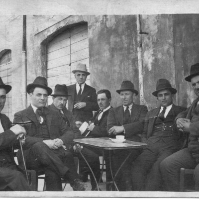 1925 amici al bar primo a sx Umberto Frassoldati tassista a Mirandola gent.conc.GiovanniFrassoldati