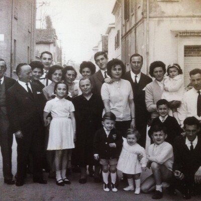 1963 Gruppo di famiglia mirandolese-Incrocio via Castelfidardo eMontanari-Franco Gambuzzi