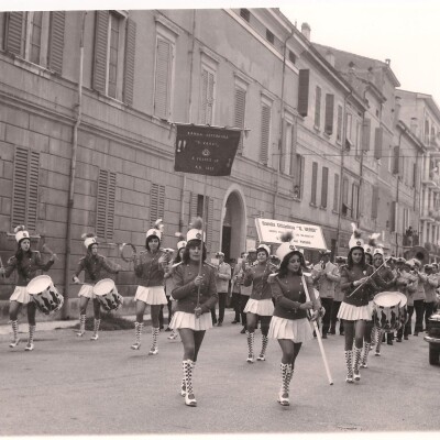 1972 Rassegna bandistica- sfilata banda e gruppo folcloristico Les Majorettes di S Felice S P