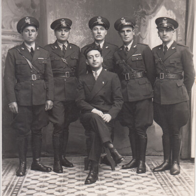 1937 Vigili urbani Mirandola- Da sx Ugo Rossetti-Pietro Dotti-Carletti - Borella - Giuseppe Pelati - Seduto Ispettore Valpreda .Gent.conc.Ugo Rossetti