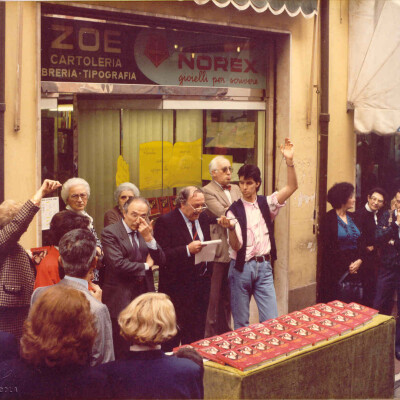 Nevio Malagoli-Giuseppe Morselli-Giuseppe Pederiali-Giacomo Borghi davanti alla cartoleria Zoe anni 80