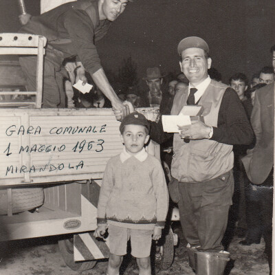 1963 Mirandola Ettore Guerra premia Fiorani con il figlio Nino-Gent.conc.Nino Fiorani