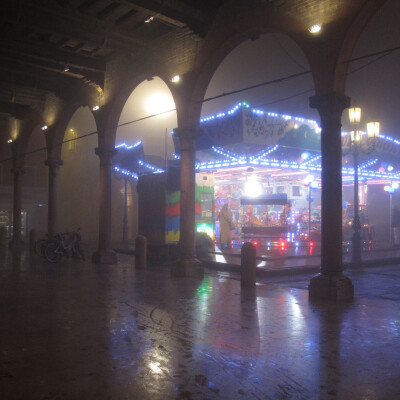 Piazza Costituente e giostra visti dai portici della Loggia