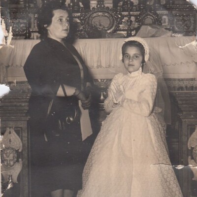 1955 Maura Cavicchioli con la Madre Wanda Barbieri in occasione della Prima Comunione