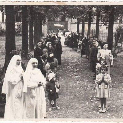 Anni 50 Via F.Montanari giardini dell'ex ricovero Bambini in processione- Gent.conc. Maura Cavicchioli