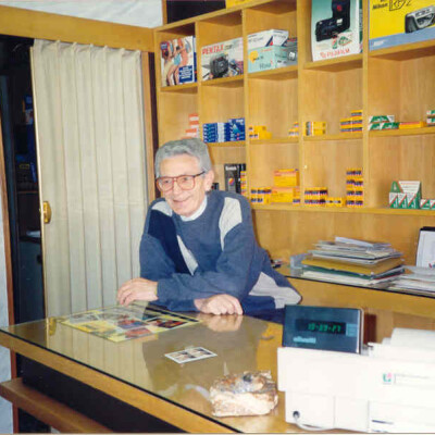 Eugenio Neri nel suo negozio 1994