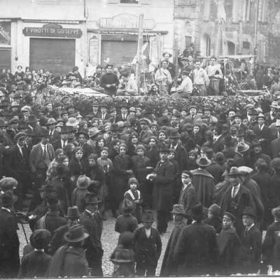 1915 Corso mascherato in piazza Costituente