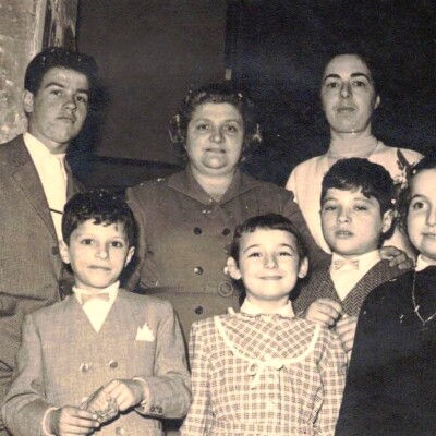 1955 Festa dei Bimbi in Teatro. in alto Cesare Castorri, Rita Secchi, Marcella Reggiani (mamma di Emanuela) i bimbi da sx Massimo, Emanuela, Alfredo Secchi e Roberta Pellacani. Gent. conc. Massimo