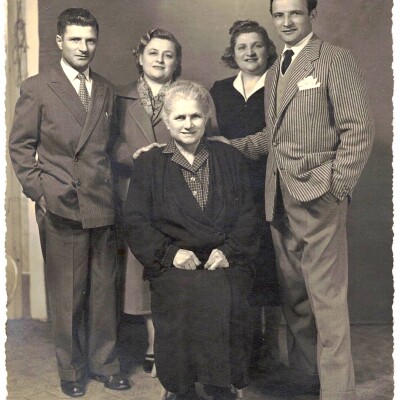 1958 In piedi da sx Paride,Gina,Armando Secchi, seduta la madre Filomena Garuti,Gent.conc.Massimo Secchi