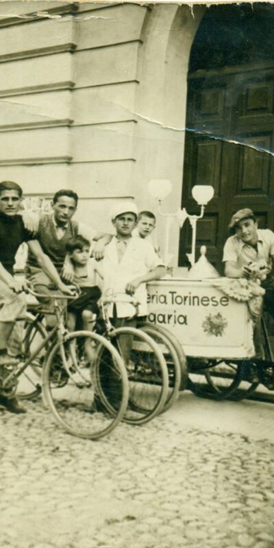 1930 Il carrettino dei gelati di Margaria-I a dx Geminiano Gambuzzi gent.conc.Franco Gambuzzi