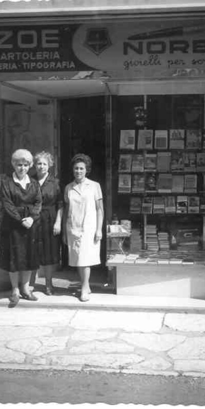 Lorelai e Zoe Campanini con la storica commessa Lucia anni 60