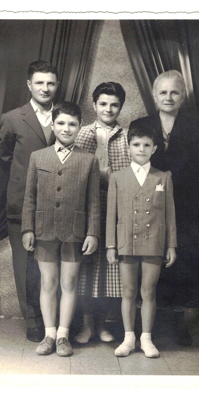 1954 I bimbi da sx Alfredo, Maria Lena, Massimo, Paride e Filomena madre di Paride e nonna. Gent.conc.Massimo Secchi