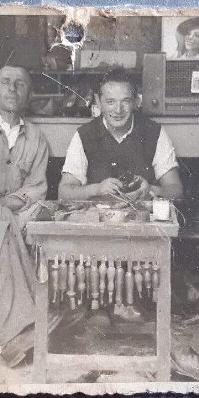 1938 da dx Gino e Ugo Facchini gent.conc.Lucia Bellodi - Mirandola Via Verdi