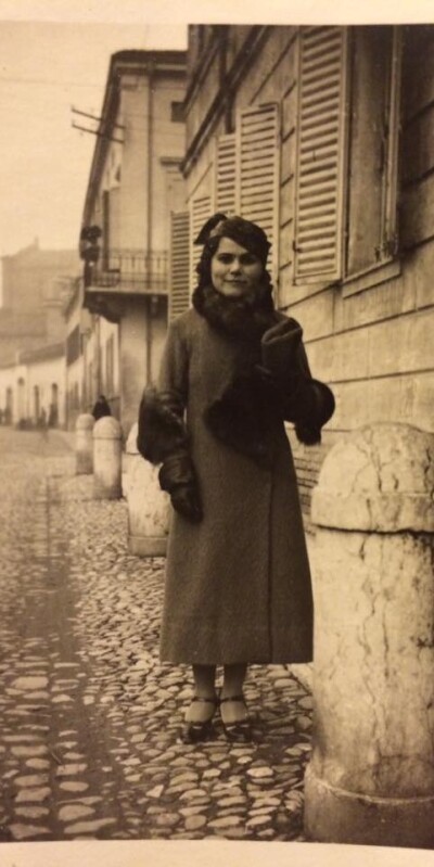 1934 Anna Malagola in via Fulvia ancora con i ciotoli Gent.conc.Giuliana Mecugni
