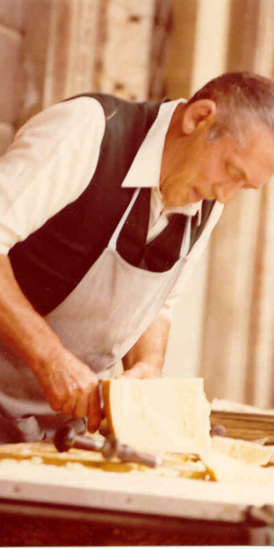 1980 Ambulante-Ribuoli- vende Parmigiano Reggiano- Foto di Eugenio Neri