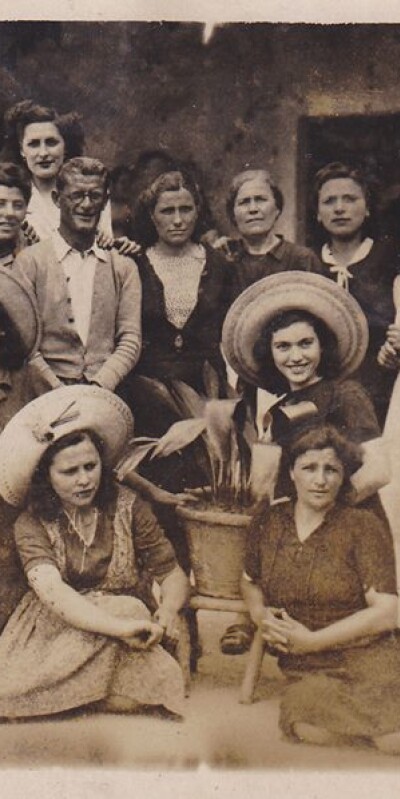 1947 Mondine - Seduta a sx Celestina Mazzola - Gent.conc. Patrizia Maretti